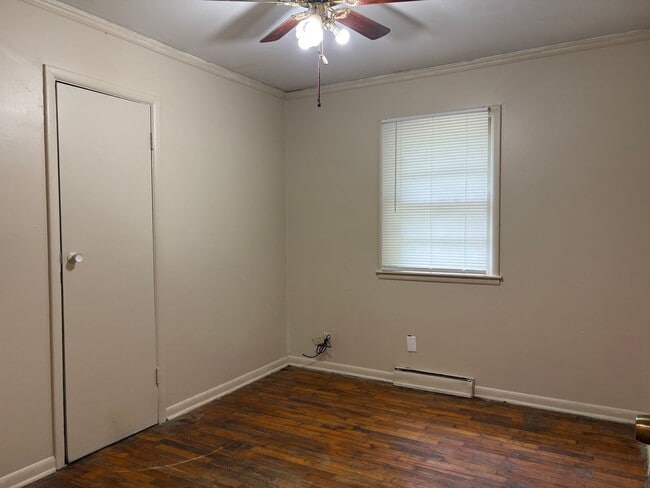 Building Photo - 3 BEDROOM 1 BATH HOME