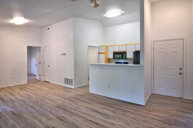 Building Photo - Beautiful 2 bedroom 2 bathroom apartment available in July 2026