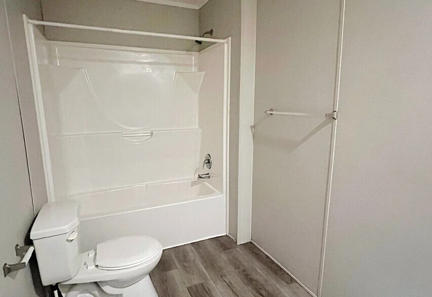 Building Photo - 6581 Hillcrest Dr