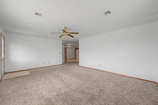 Building Photo - Welcome to this charming 2-bedroom, 2-bathroom home