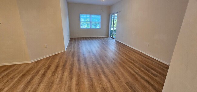 Building Photo - $500 off the first month’s rent!!