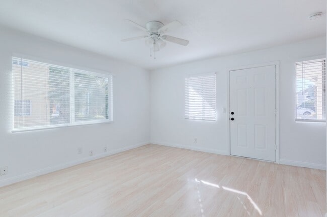 Building Photo - *** Private Home on Huge Lot - Modern and Spacious ***