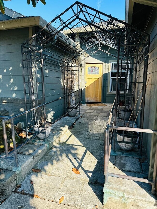 Building Photo - Beautiful Custom One Level Home