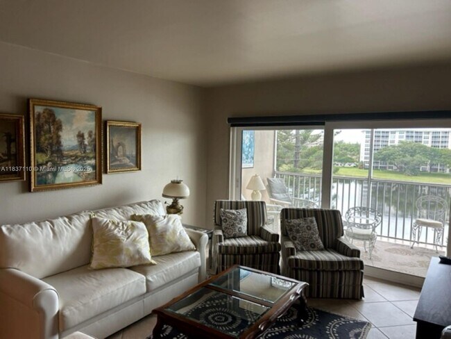 Building Photo - 2801 Palm Aire Dr