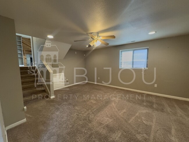 Building Photo - Conveniently Located Tri-Level