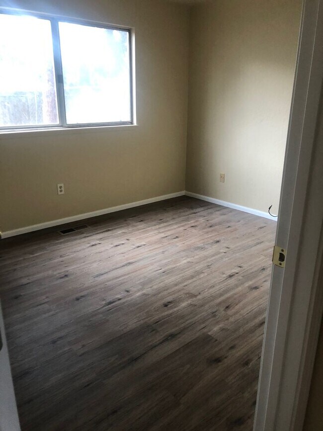 Building Photo - R202-206