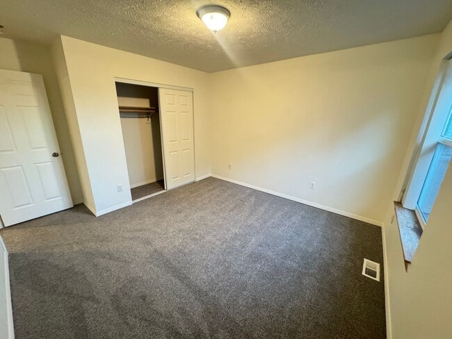 Building Photo - 807 E Mission Ave