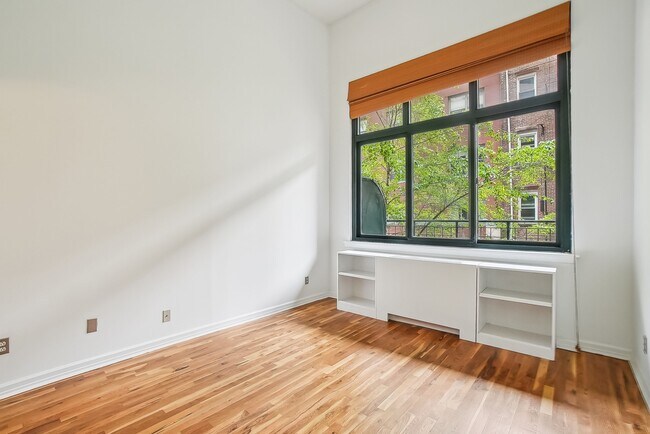 Building Photo - 205 10th St