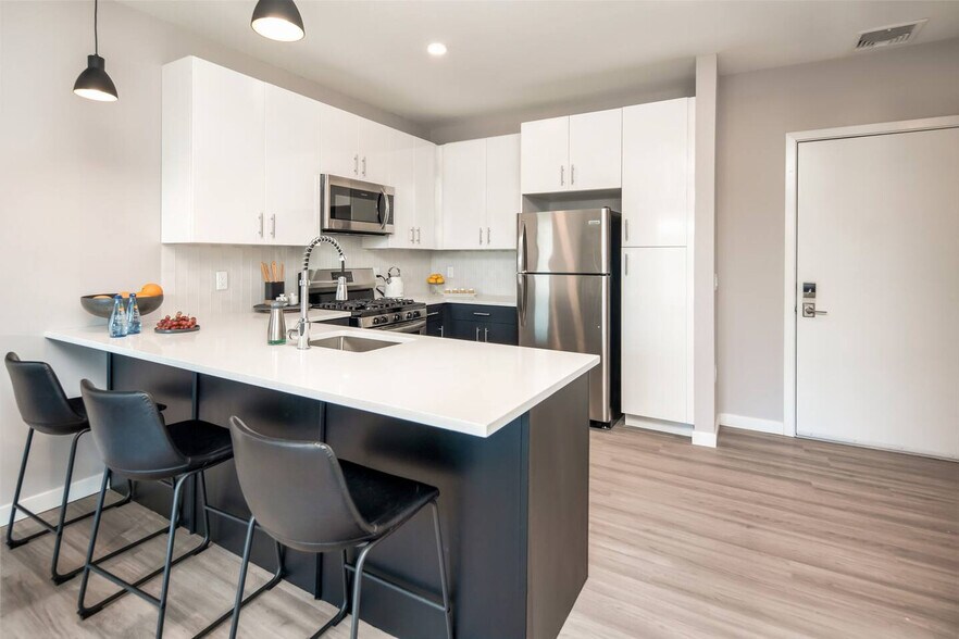 Building Photo - 9 Tower Ln