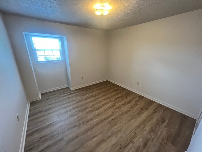 Building Photo - 7308 6 Mile Ln