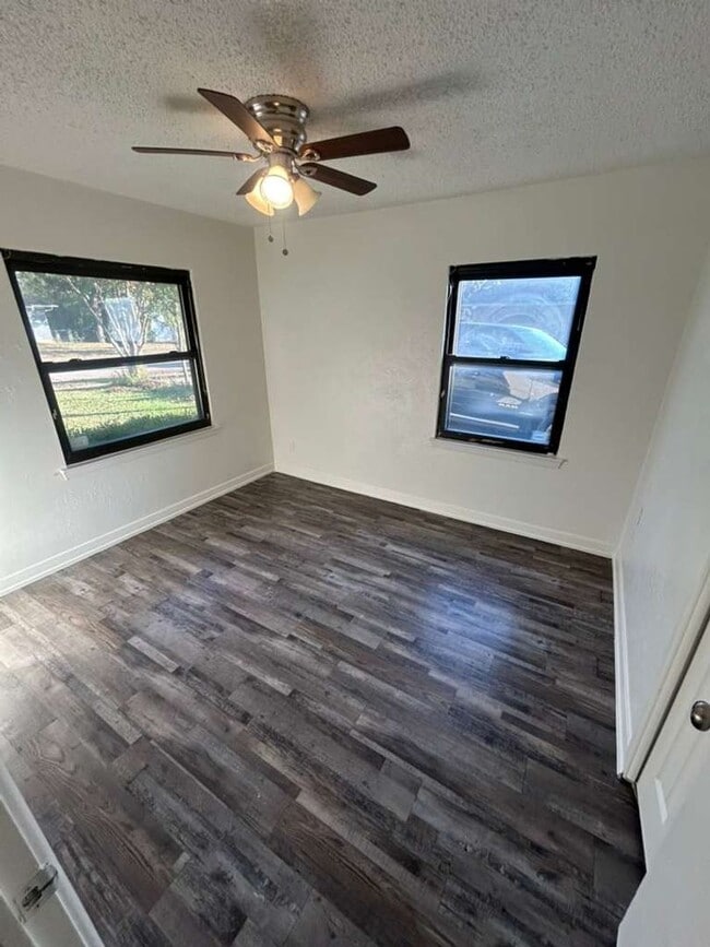 Building Photo - Ready to move in...