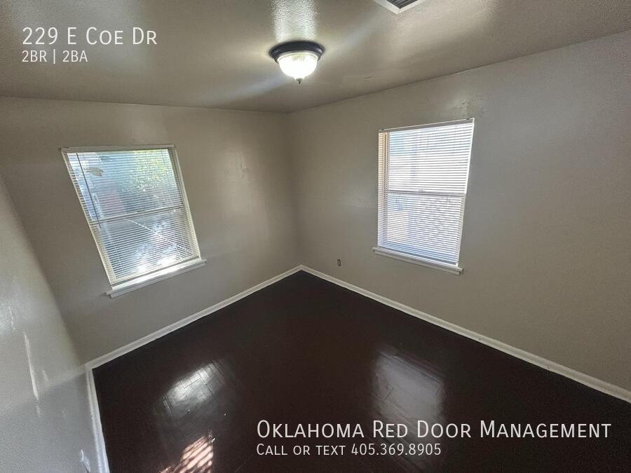 Building Photo - 229 E Coe Dr