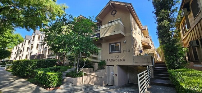 Primary Photo - Charming 3-Bedroom Townhome in Prime Pasad...
