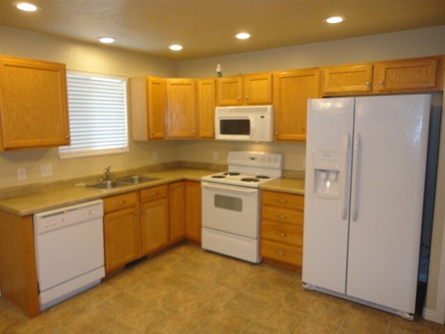 Building Photo - 7489 S Valley Maple Dr