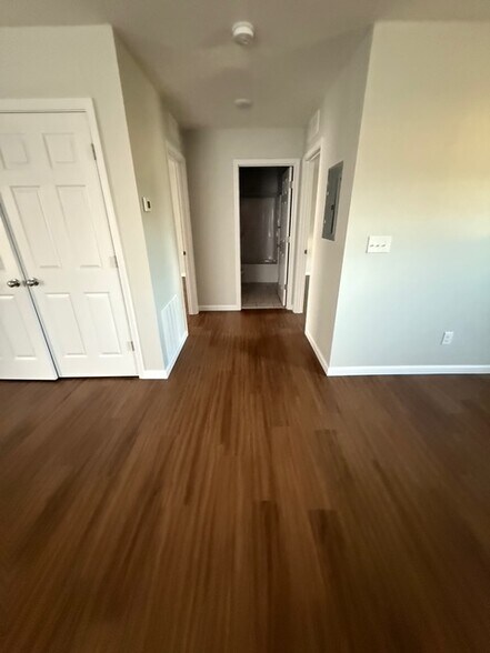 Building Photo - 148 School Side Dr