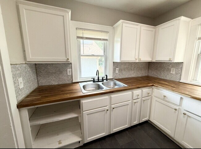 Building Photo - Updated 2 Bedroom/ 1 Bath Home in KCMO