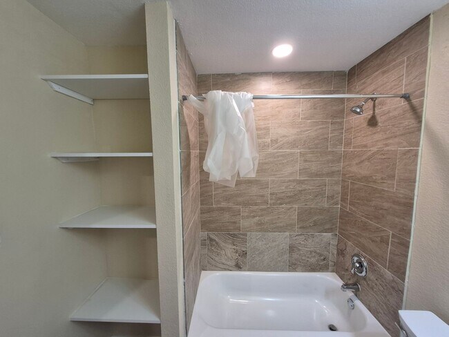 Building Photo - 4018 Sunrise Cove Dr