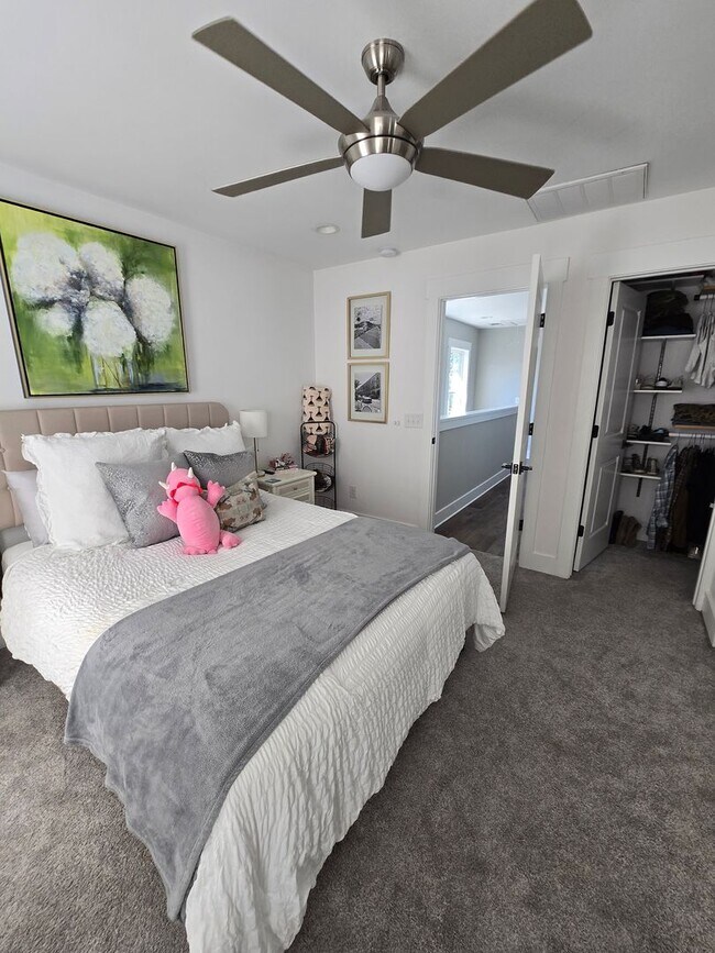 Building Photo - 22M