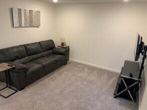 Building Photo - Laurel Lane