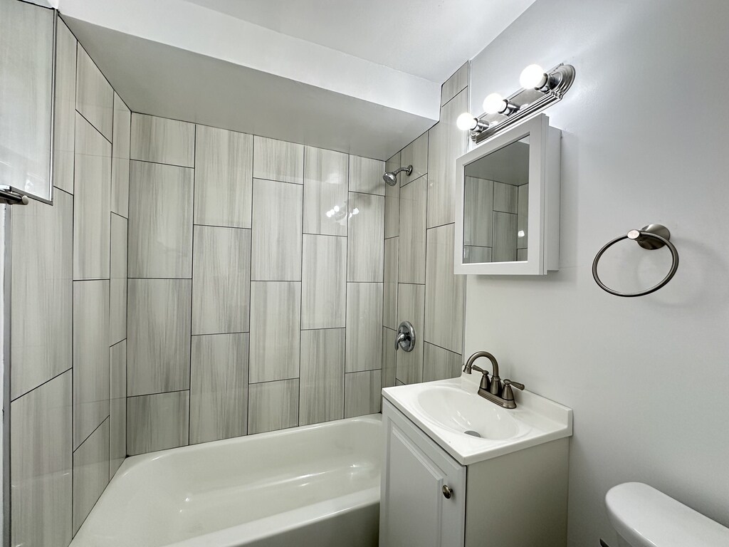 Building Photo - 6725 N California Ave