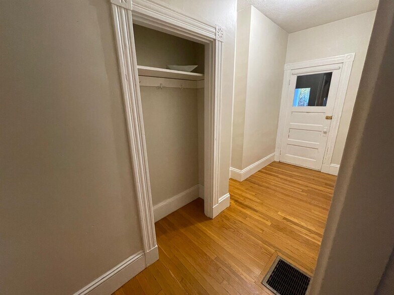 Building Photo - 578 Main St