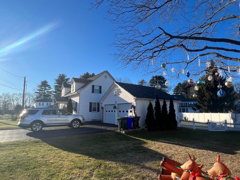 Building Photo - 964 Wellington Rd