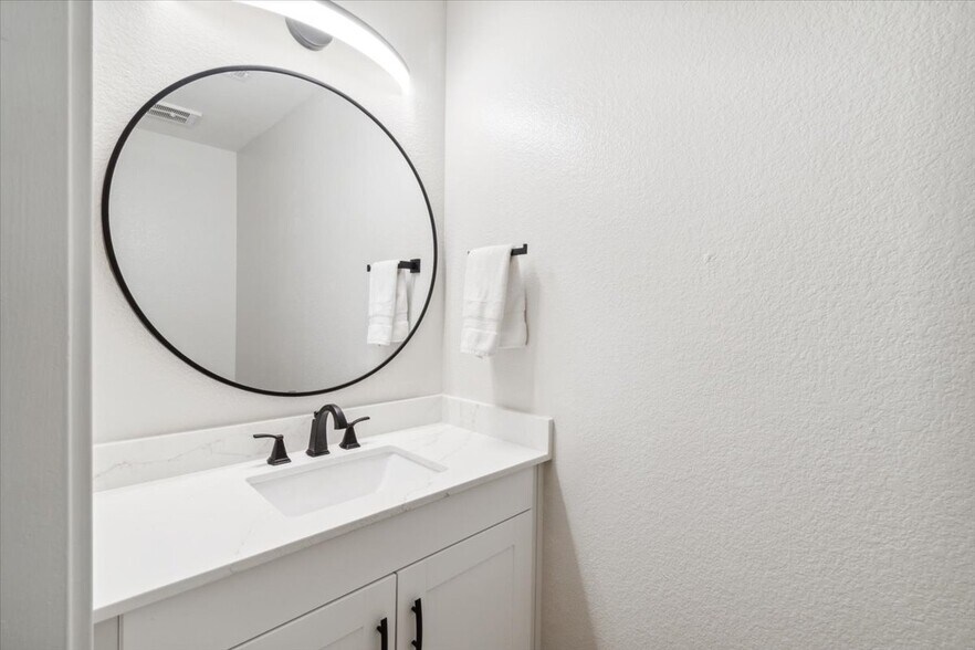 .25 bath - 101 N 7th St