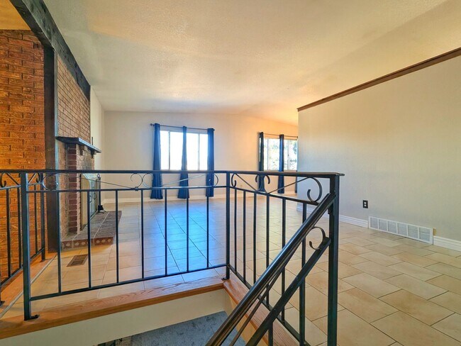 Building Photo - 5 Bedroom Three Bath, Great Location