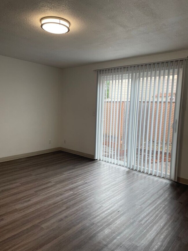 Building Photo - Rent Special: FREE First Full Month's Rent