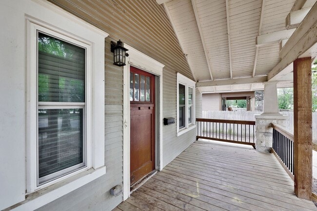 Building Photo - 420 S Green St