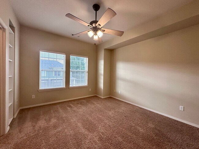 Building Photo - 1/2 off first months rent!! | Modern Comfort Meets Convenience in Beaverton Townhouse 2 Bed 2.5 B...