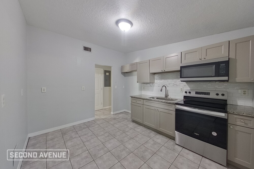 Building Photo - 7029 Fontainebleau Crescent