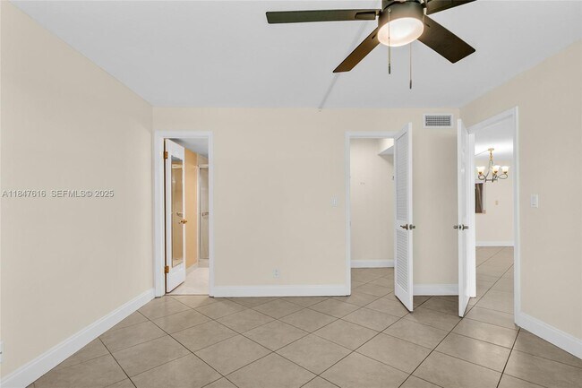 Building Photo - 681 S Hollybrook Dr