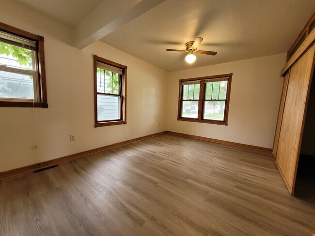 Building Photo - 1858 Deckner Ave