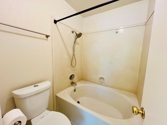 Building Photo - Charming 3 bed/2 bath with detached unit 1...