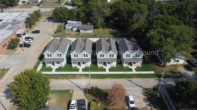 Building Photo - 728 S Weenonah Ave