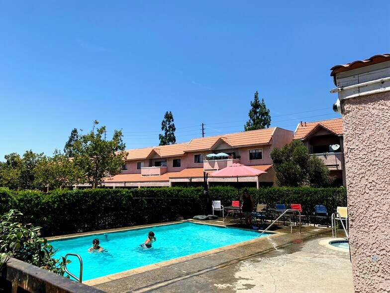 Building Photo - 10943 Laurel Canyon Blvd