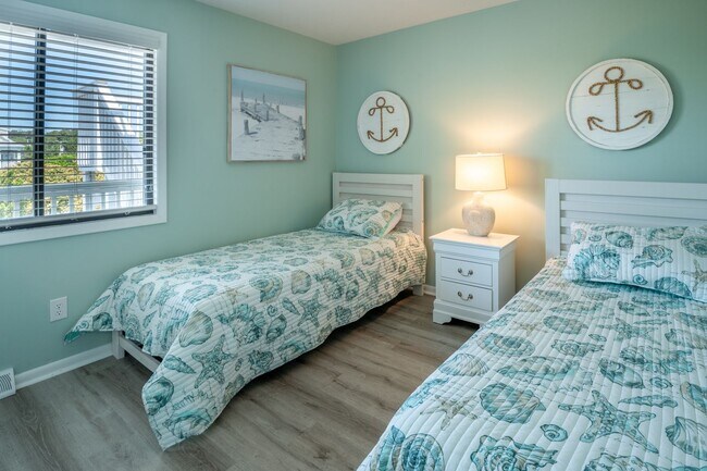 Building Photo - PERFECT "WORK FROM HOME" LOCATION ONLY DEC-JANUARY LEFT