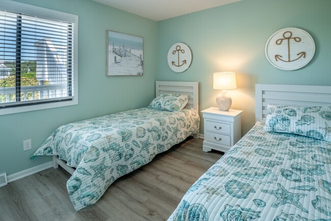Building Photo - PERFECT "WORK FROM HOME" LOCATION ONLY OCT...