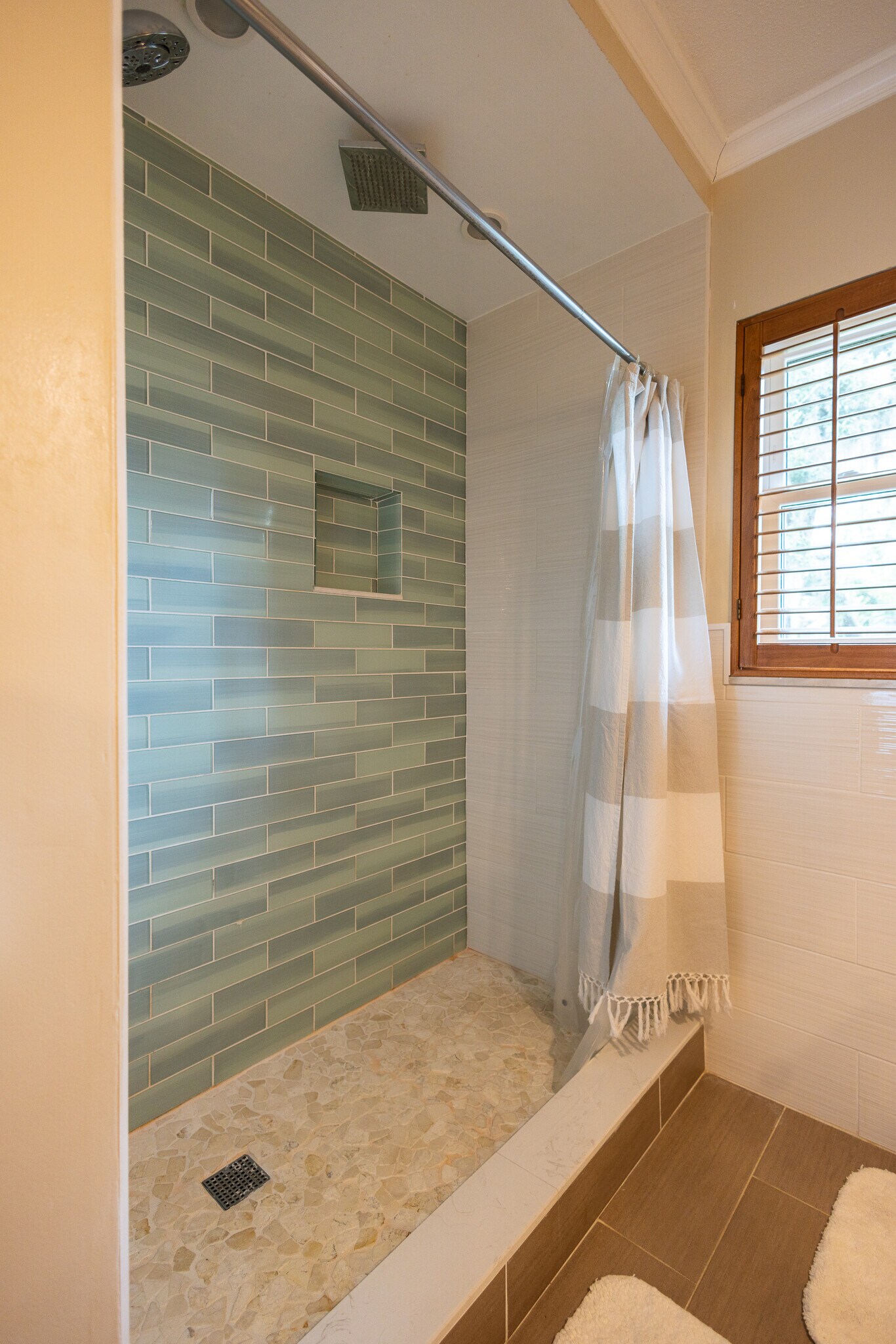 Building Photo - 615 Valle Vista Dr