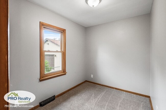 Building Photo - Recently Remodeled 2 Bedroom Home
