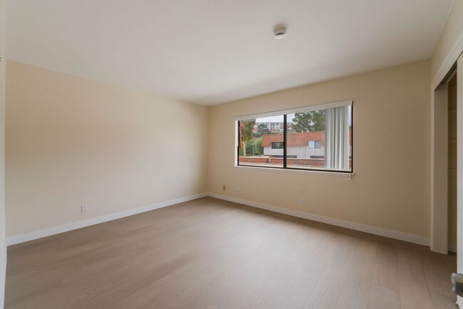 Building Photo - RPV Remodeled 2 bed 3 bath townhome in gat...