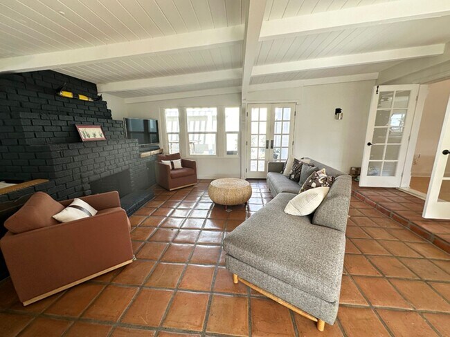 Building Photo - 3 Bdrm/2 Bath Mid-Century Home in Golden Hills Neighborhood of Fullerton