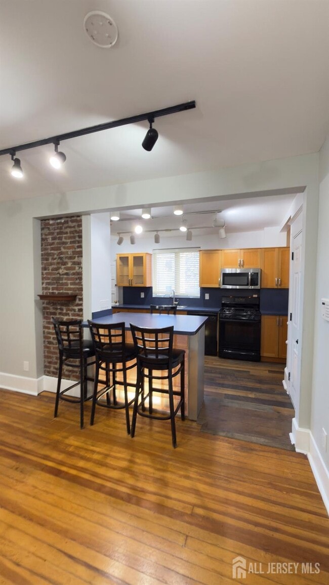 Building Photo - 55 Suydam St