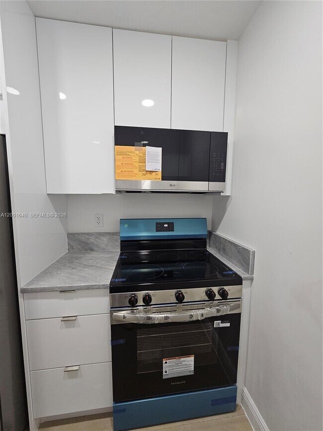 Building Photo - 700 NE 46th Ct