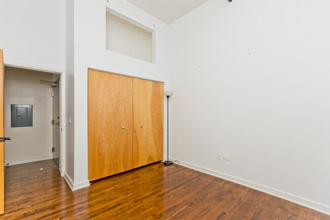 Building Photo - 1334 W Van Buren St