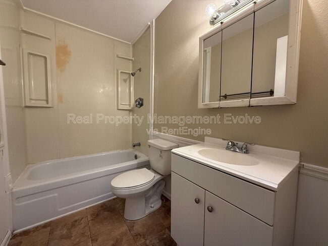 Building Photo - 8010 E Oak St