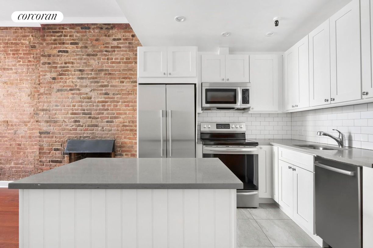 Building Photo - 7 W 95th St