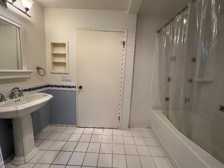 Building Photo - 215 14th Ave E