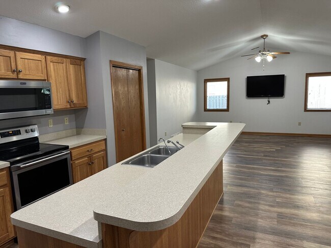 Building Photo - GREAT FAMILY HOME!